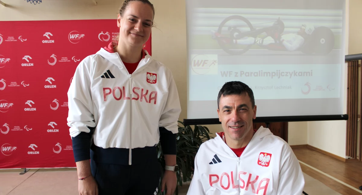 Oliwia Jabłońska i Krzysztof Lechniak wprowadzili młodzież w tajniki swojej dyscypliny paraolimpijskiej, chętnie odpowiadając na zadawane pytania. / FOT. U. Gielo