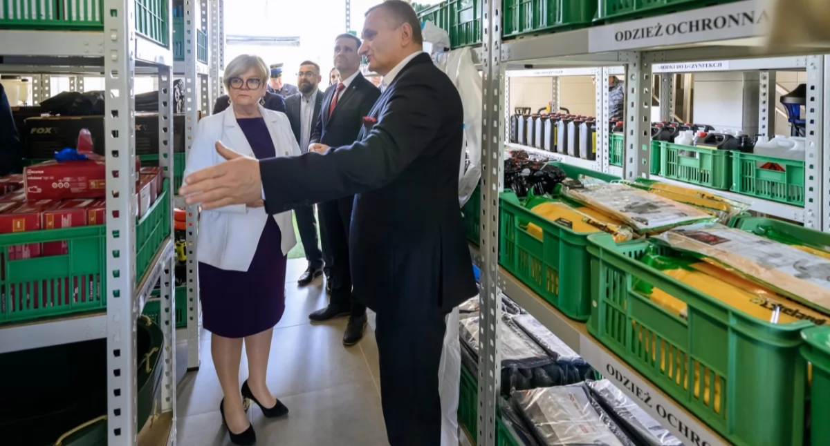 Na początku kwietnia br. odbyło się oficjalne otwarcie magazynu epizootycznego, w którym udział wzięli m.in.: wojewoda podkarpacki Teresa Kubas-Hul, starosta przeworski Dariusz Łapa. W magazynie znajdują się niezbędne środki i sprzęt do działań weterynaryjnych. Fot. PUW Rzeszów