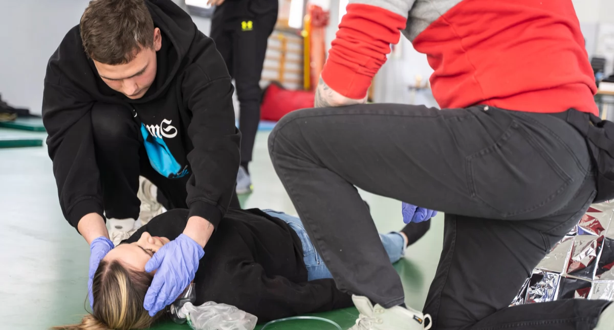 Uczestnicy szkolenia ćwiczyli oraz doskonalili umiejętności m.in. w zakresie: resuscytacji, elementów anatomii, zasad defibrylacji, taktyki działań ratowniczych oraz ewakuacji ze strefy zagrożenia. Fot. BiOSG Przemyśl