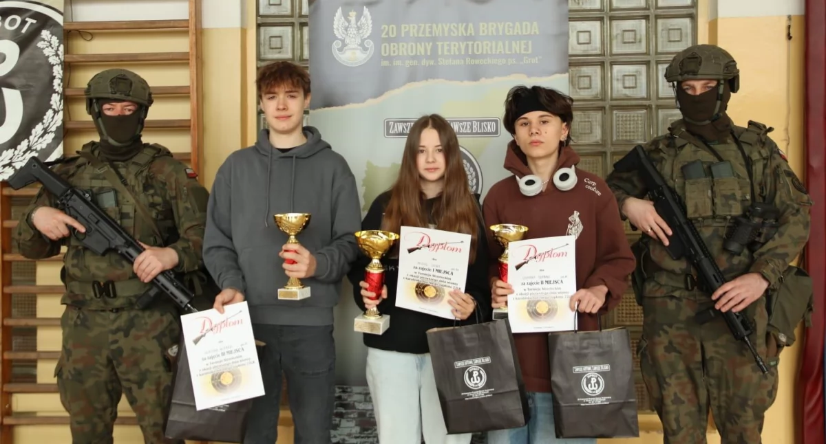 Uczniowie rywalizowali indywidualnie i w drużynach, strzelając do celów papierowych lub elektronicznych na różnych dystansach i z różnych pozycji. Fot. 20. Przemyska BOT