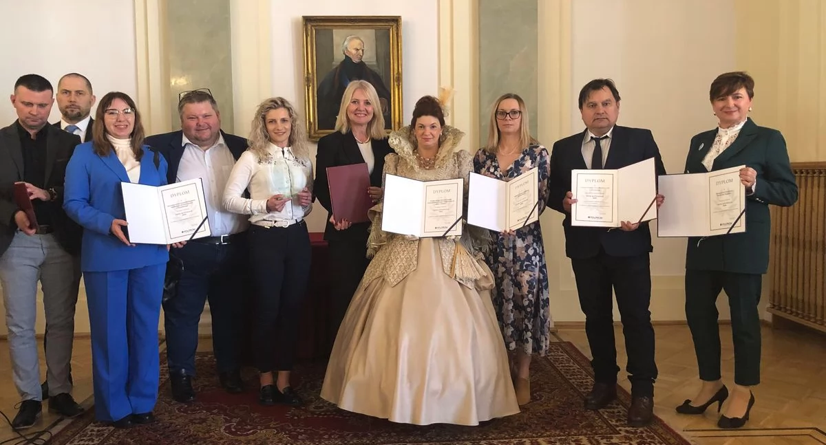 Kadra Centrów Edukacji i Pracy Młodzieży w Rzeszowie, Krośnie, Dębicy, Tarnobrzegu wraz z Podkarpackim Wojewódzkim Komendantem OHP Piotrem Wojnarowskim (czwarty z lewej) oraz przedstawiciel stowarzyszenia „Damy i Huzary” z Przemyśla (czwarta z prawej). Fot. Łukasz Stebnicki