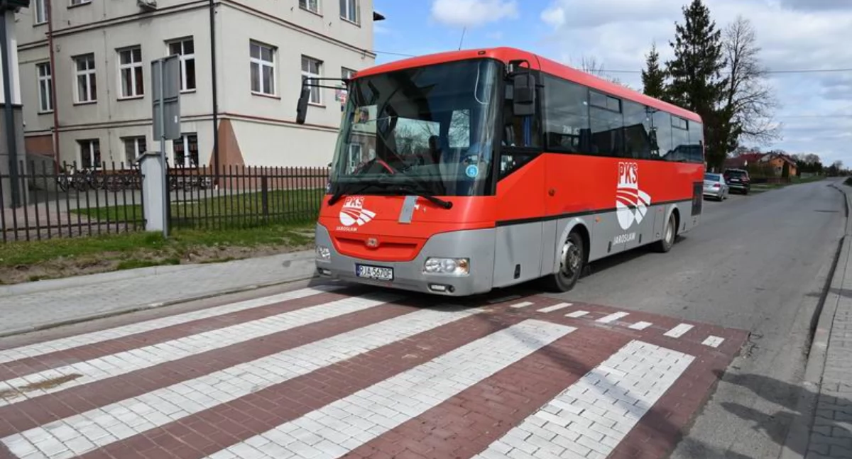 Prace nad wprowadzeniem w powiecie nowych rozwiązań drogowych w postaci wyniesionych przejść już zostały zakończone. Inwestycje odebrano 7 kwietnia./ FOT. Starostwo Powiatowe w Jarosławie.
