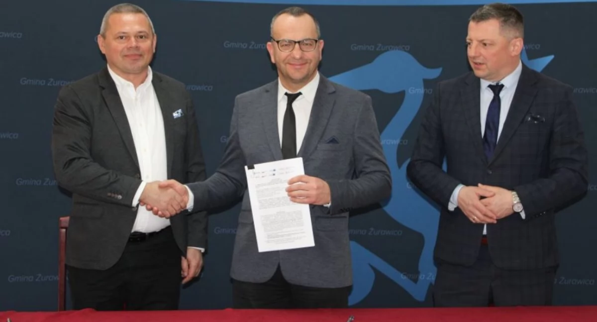 Kilkanaście dni temu w Urzędzie Gminy Żurawica odbyło się uroczyste podpisanie umowy z wykonawcą, który będzie odpowiadał za adaptację pomieszczeń Zespołu Szkolno-Przedszkolnego nr 1 w Żurawicy na potrzeby utworzenia miejsc opieki dla dzieci do lat 3. W podpisaniu dokumentu przez wójta Tomasza Szeleszczuka i Dariusza Gościńskiego asystował  przewodniczący Rady Gminy Żurawica Maciej Gałuszka. / FOT. UG Żurawica
