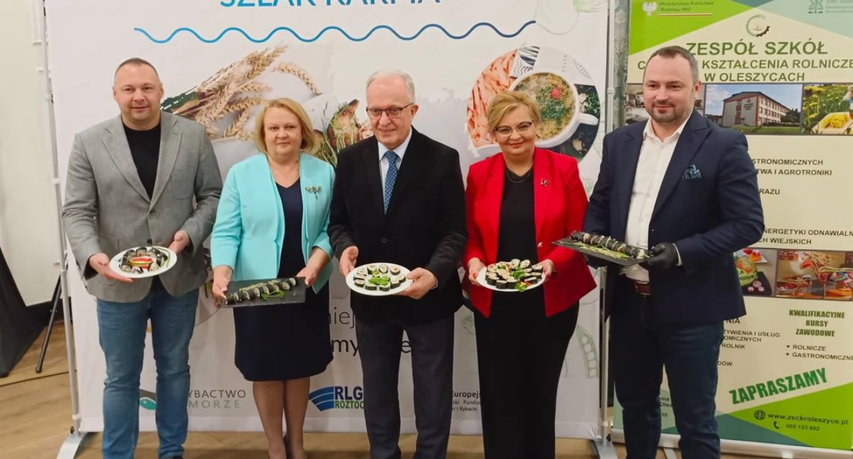 Wisienką na torcie były warsztaty kulinarne „Rybne Smaki Roztocza”, zorganizowane przez Rybacką Lokalną Grupę Działania „Roztocze”, w których spróbowali swoich sił w przygotowywaniu potraw rybnych także przedstawiciele Związku Powiatów Południowo-Wschodnich./ FOT. Starostwo Powiatowe w Przemyślu