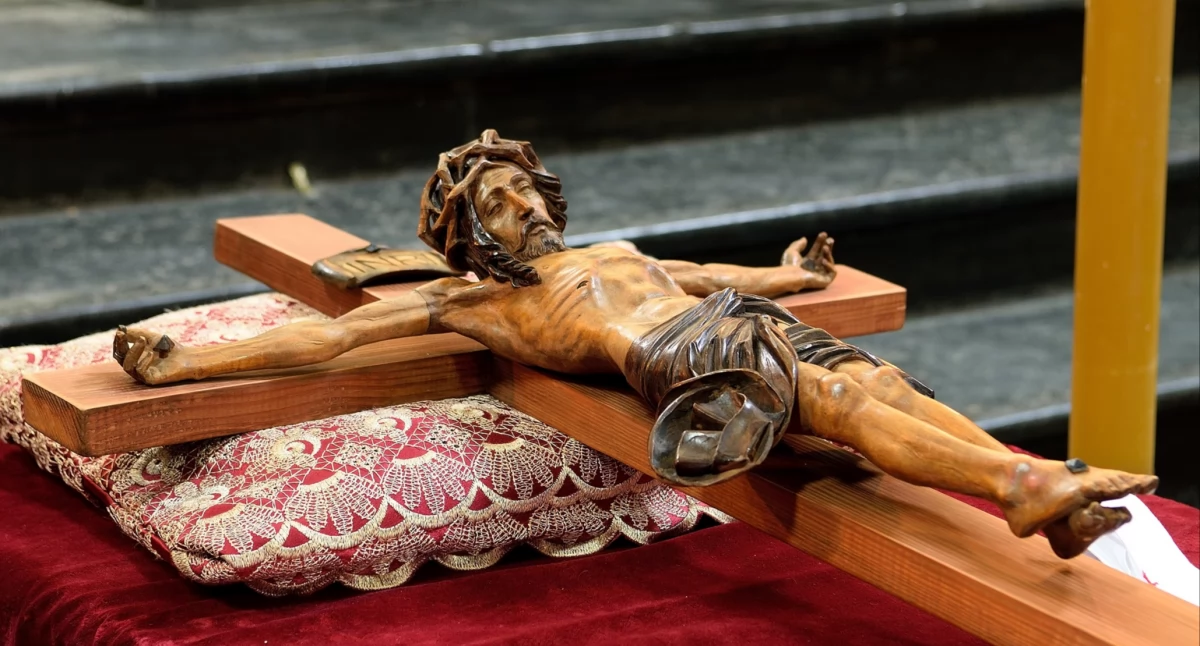 Wielki Piątek to jeden z najbardziej przejmujących dni w kalendarzu liturgicznym Kościoła katolickiego. To czas zadumy nad męką i śmiercią Jezusa Chrystusa, ale także dzień głęboko zakorzeniony w polskiej tradycji i duchowości.