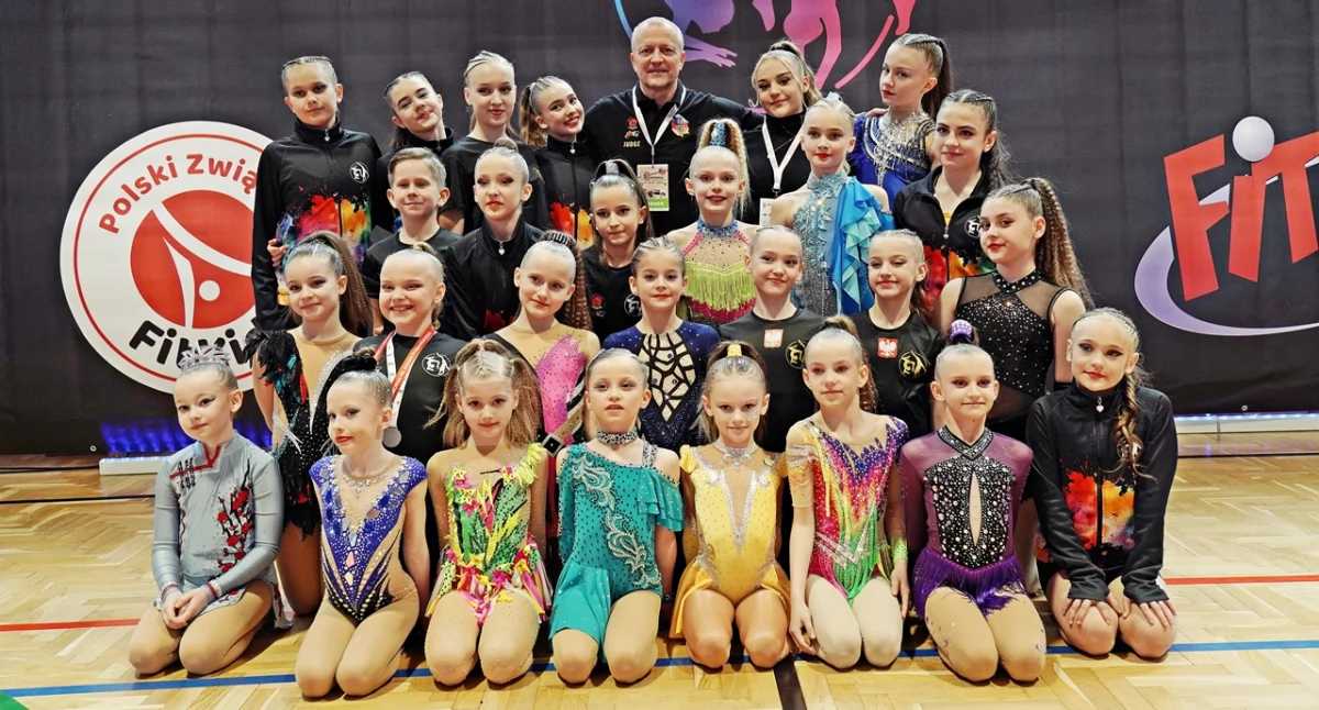 Część z bardzo licznej ekipy Akrobatyka Fit Kid Przemyśl-Żurawica ze swoim trenerem Jackiem Smuczkiem. Fot. Akrobatyka Fit Kid Przemyśl-Żurawica