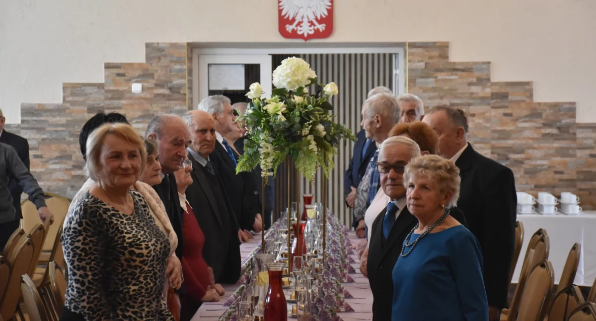 Wyjątkowa uroczystość na cześć par, którym dane było przeżyć wspólnie co najmniej 50 lat w związku małżeńskim, odbyła się 10 kwietnia, w samo południe w Ośrodku Kultury Miasta i Gminy Kańczuga. / FOT. UMiG Kańczuga