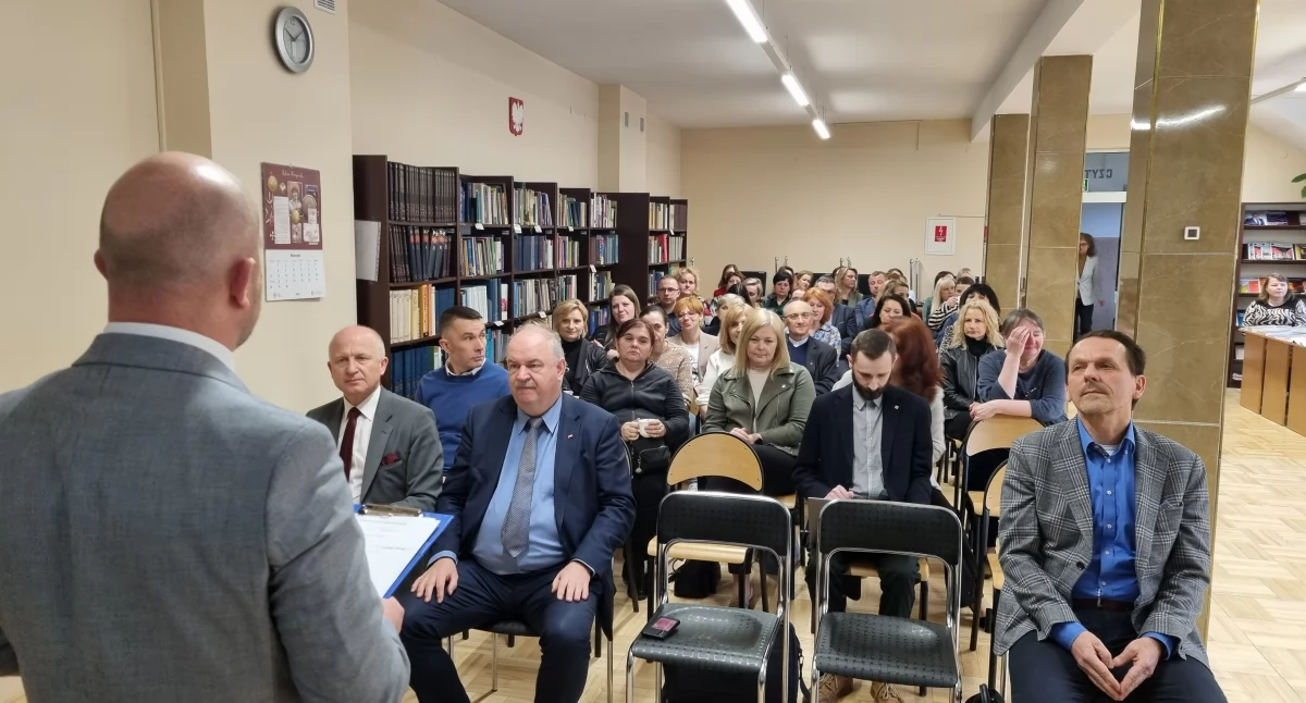 Prelekcje wygłosili: dr hab. inż. Roman Zajdel – prof. Politechniki Rzeszowskiej, dziekan Wydziału Elektrotechniki i Informatyki, dr Robert Oliwa – prof. Państwowej Akademii Nauk Stosowanych w Przemyślu, mgr inż. Marcin Mrukowicz – asystent badawczo-dydaktyczny Wydziału Nauk Ścisłych i Technicznych Uniwersytetu Rzeszowskiego. Temat spotkania przyciągnął uwagę licznie przybyłych dyrektorów, nauczycieli, bibliotekarzy szkół i placówek oświatowych województwa podkarpackiego – ponad 60 osób./Zdjęcia