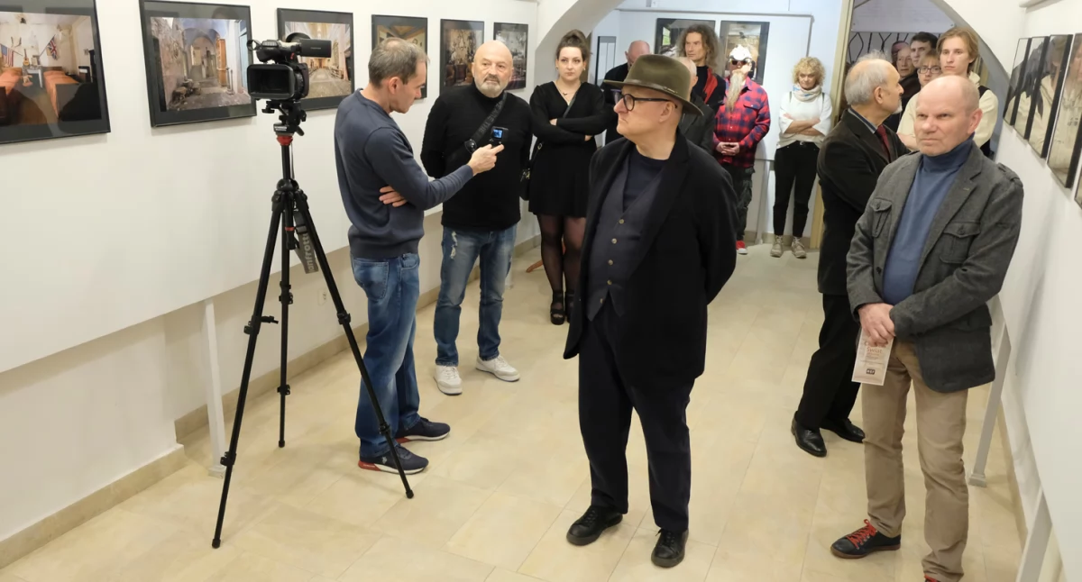 Prezentowane fotografie prowokowały do refleksji. /Fot. Jacek Szwic 
