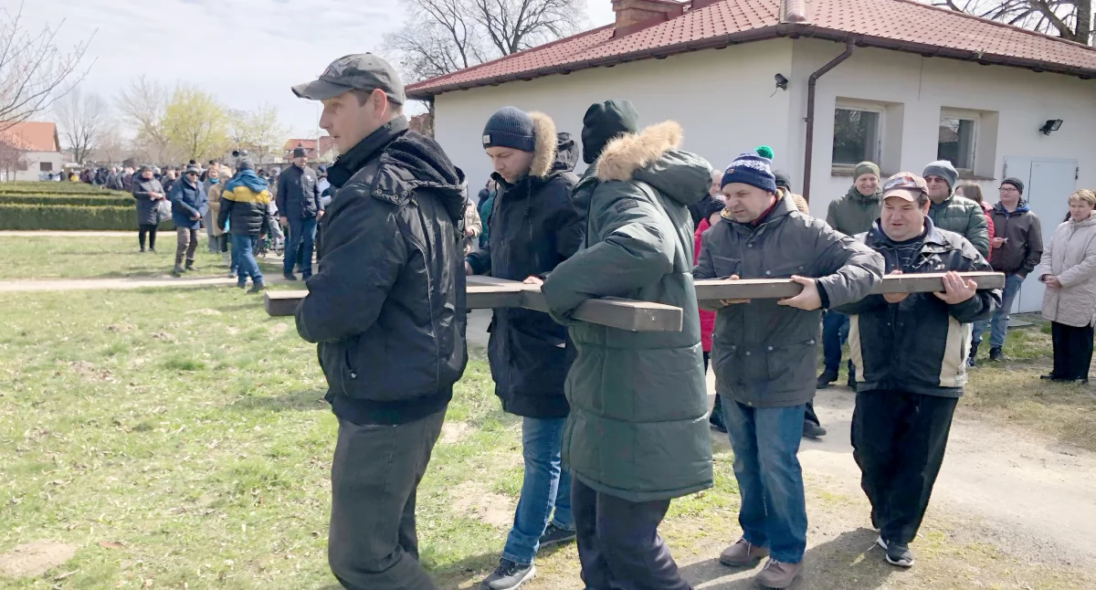 Chorzy i cierpiący każdego dnia niosś swoje krzyże./Fot. Caritas 