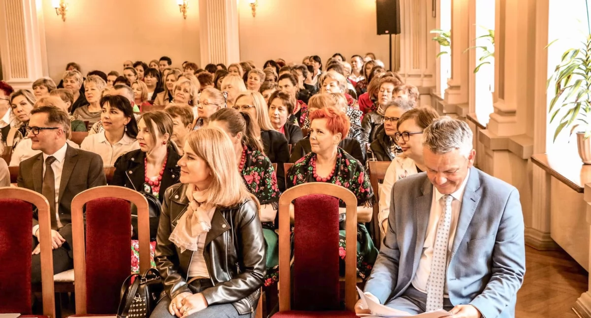 Sala Przemyskiej Biblioteki Publicznej z ledwością pomieściła wszystkich gości i przybyłe na spotkanie reprezentacje KGW z regionu./ FOT. FB M. Dachnowicz ARiMR w Przemyślu