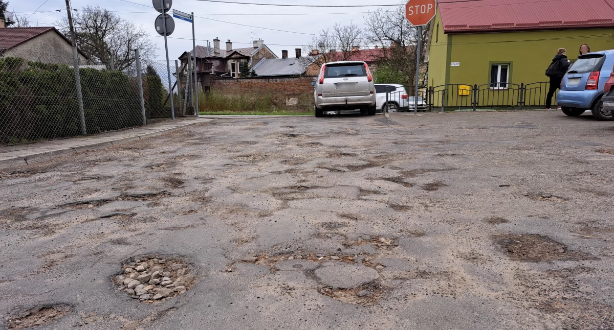Z zapewnień ZDM w Przemyślu wynika, że przy tej ulicy planowane są prace, które obejmą też znajdującą się tutaj zatoczkę pełniącą rolę parkingu./ FOT. U. Gielo