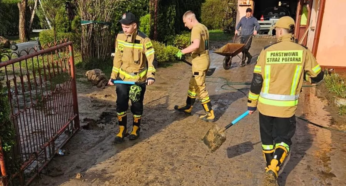Usuwanie skutków trwało wiele godzin, również przez całą noc z piątku na sobotę. Ogromną pracę wykonali strażacy. Na miejscu pracowało m.in. ponad 200, m.in. z Komedy Powiatowej PSP w Jarosławiu czy OSP w Wiązownicy. Fot. KW PSP Rzeszów