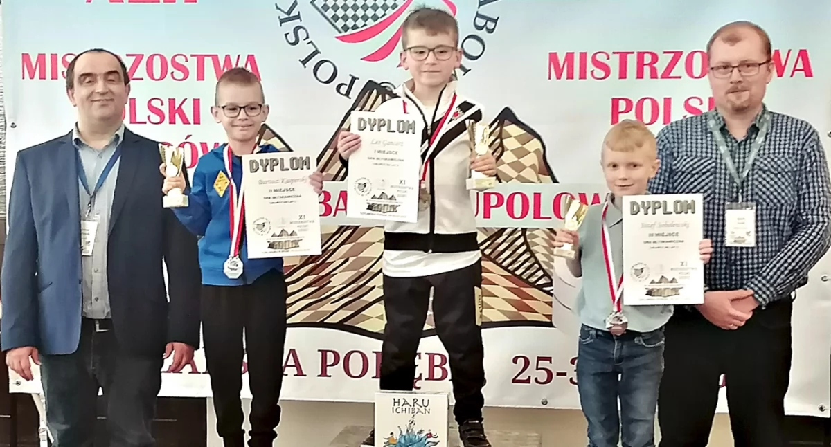 Leo Gancarz (trzeci z lewej) został potrójnym mistrzem Polski w kategorii do lat 8. Fot. zbiory własne