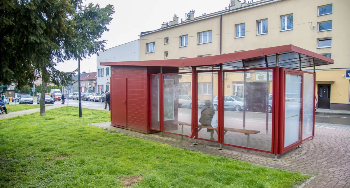 Wiata przystankowa w Rynku w końcu doczekała się remontu. Inwestycja kosztowała miasto 24 tys. 880,97 zł. Teraz pasażerowie będą skutecznie chronieni od deszczu i wiatru./ FOT. UM Radymna
