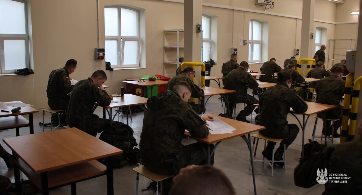 Kilka miesięcy trwało szkolenie podoficerskie kilkudziesięciu żołnierzy 20. Przemyskiej Brygady Obrony Terytorialnej w Przemyślu, którego finałem był końcowy egzamin kursu „Sonda”. Fot. 20. PBOT