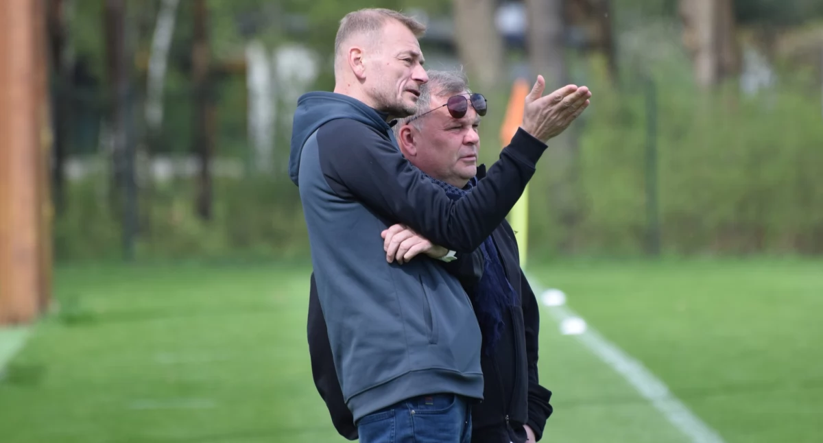 Trener JKS Jarosław Bogdan Zając (z lewej; obok trener Puszczy Niepołomice Tomasz Tułacz) niezwykle optymistycznie podszedł do spotkania ze Strugiem Tyczyn, wystawiając do podstawowej „jedenastki” kilku juniorów... Fot. Dominik Budzowski