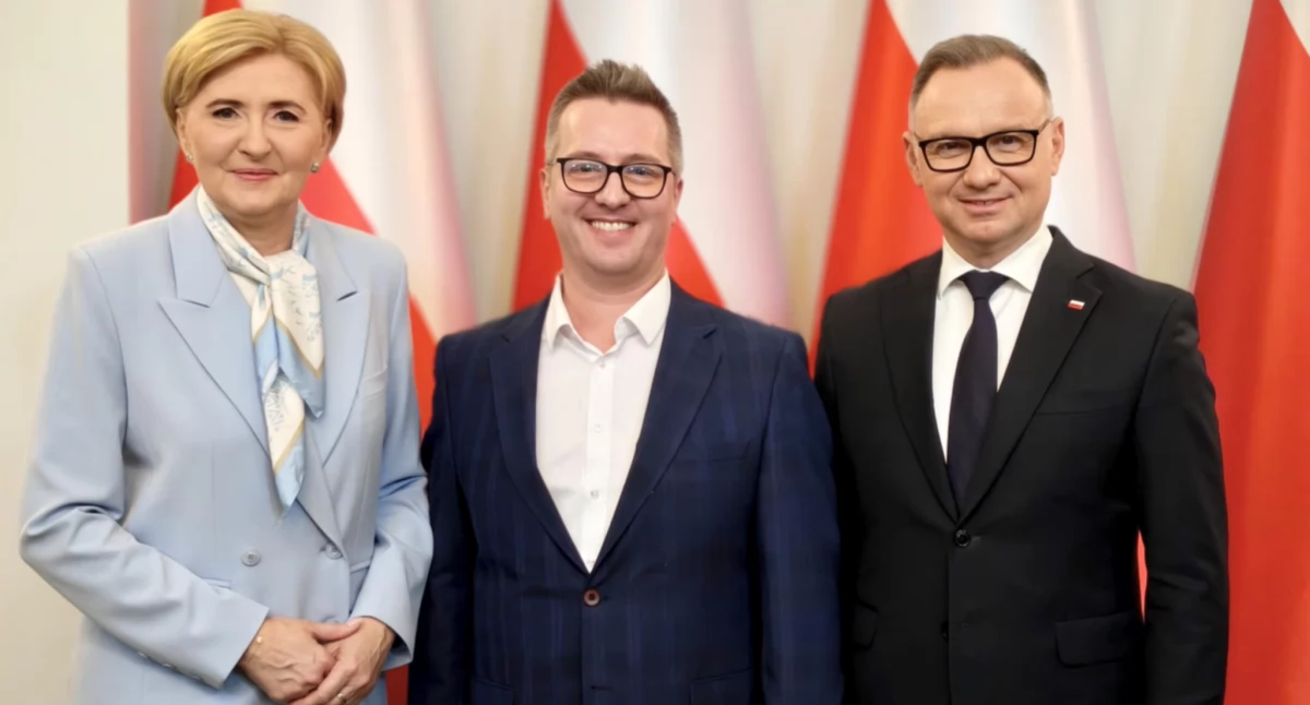 Tomasz Bandrowicz (w środku) podziękowania przyjął osobiście od prezydenta RP Andrzeja Dudy oraz Pierwszej Damy Agaty Kornhauser-Dudy. Fot. Kancelaria Prezydenta RP