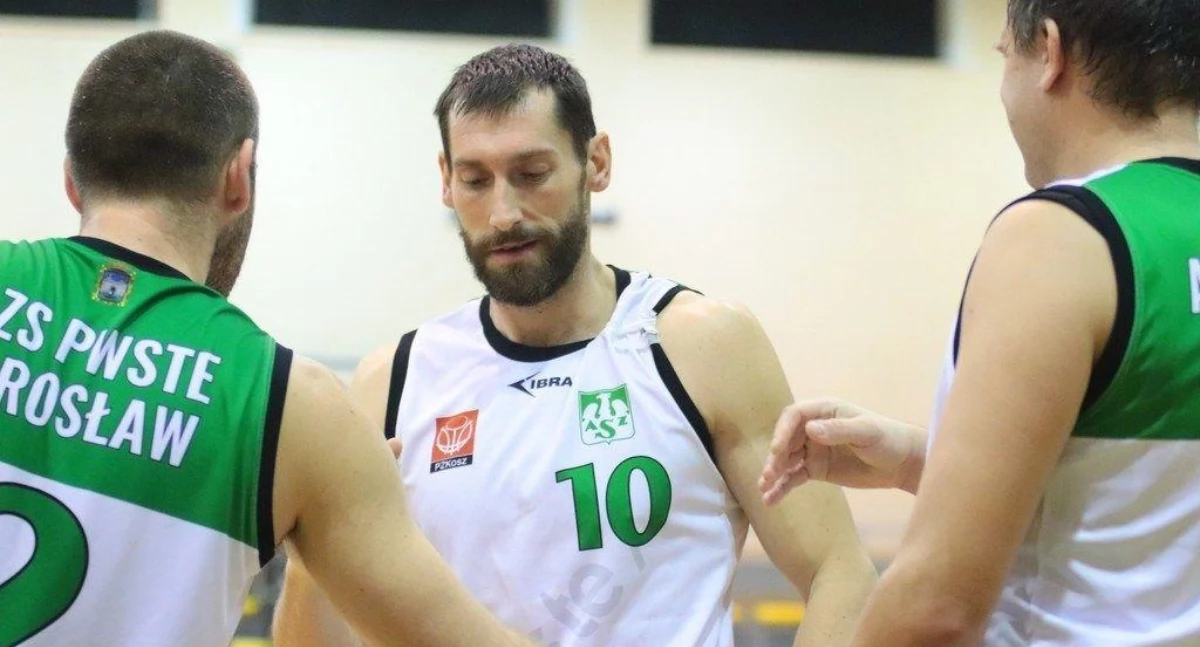 Popularny „Mikołaj” ma karku już… 46 lat! I co z tego? W pojedynku z KTK JS Invest Knurów zapisał na swoim koncie n-te już w karierze double-double. I to potężne, bo z imponującą linijką – 34 punkty i 17 zbiórek. Fot. Krzysztof Peszko