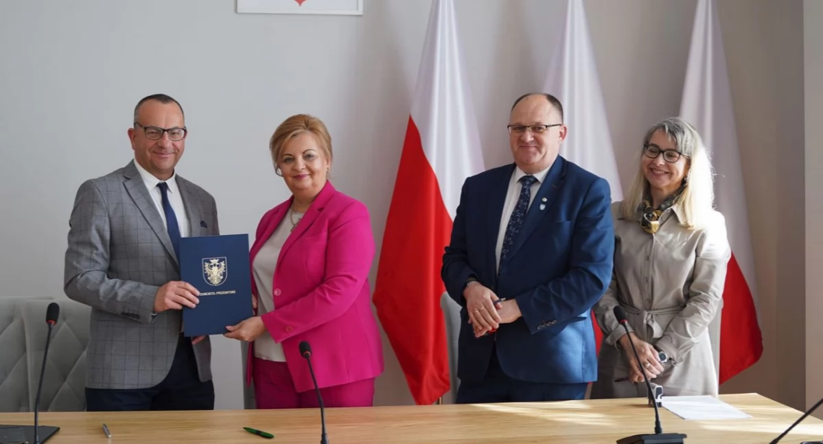 Na dokumencie odnośnie współfinansowania tej inwestycji podpisy złożyli wójt gminy Żurawica Tomasz Szeleszczuk oraz wspomniani wyżej przedstawiciele starostwa./ FOT. Starostwo Powiatowe w Przemyślu