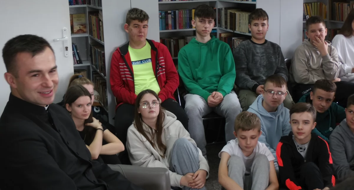 Uczniowie Szkoły Podstawowej w Kaszycach mieli okazję poznać popularnego księdza z TikToka, który swoim przekazem w mediach społecznościowych potrafi umiejętnie trafiać do odbiorców./ FOT. Gminna Biblioteka Publiczna w Orłach