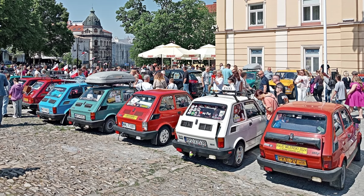 Ponad sto popularnych „maluchów”, czyli kultowych, polskich Fiatów 126p opanowało przemyski Rynek z grupy pod nazwą „Wesołe maluchy”. Fot. Mariusz Godos