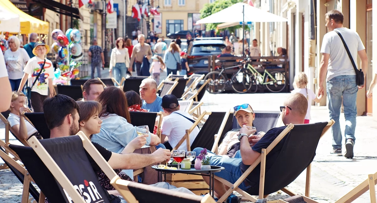 „Zmęczeni” słoneczną pogodą, jaka towarzyszyła imprezie, mogli skorzystać ze strefy odpoczynku z leżakami, rozłożonymi na części ulicy Franciszkańskiej. Fot. Mariusz Godos