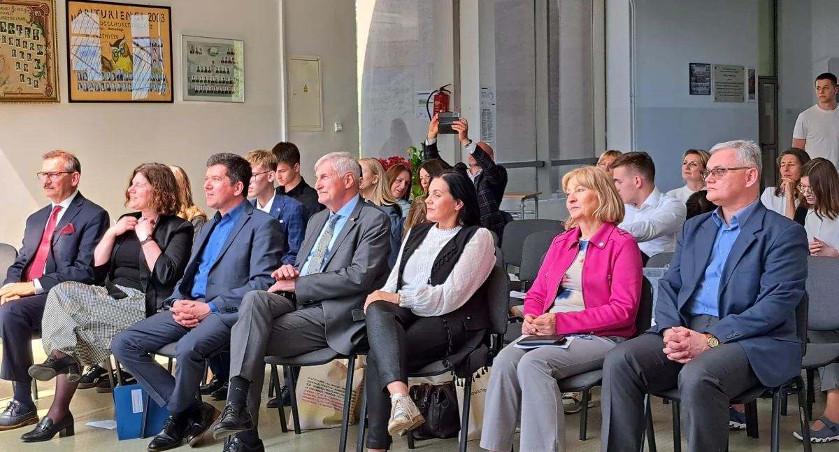 Podczas uroczystości wręczenia dyplomów DSD II, oprócz konsula Niemiec, obecni też byli w „Morawie” koordynatorzy programu ze strony niemieckiej Christian Menzel i Nina Diehl wraz z tłumacz Danutą Bulatecką-Gaszcz, a także naczelnik Wydziału Edukacji Urzędu Miejskiego w Przemyślu Renata Kochanowicz-Chalicka oraz dyrektorzy przemyskich szkół realizujących program. / FOT. U. Gielo