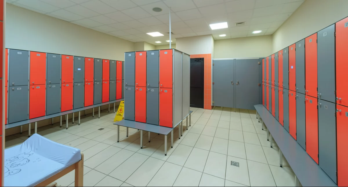 Już niebawem władze miasta Przemyśla ogłoszą przetarg na zakup wyposażenia do obiektu basenowego przy ul. Sanockiej. W zamówieniu będzie także punkt o wyposażeniu szatni i przebieralni. Łącznie mają być 624 szafki szatniowe. Fot. www.delfinek.gokiskwr.pl