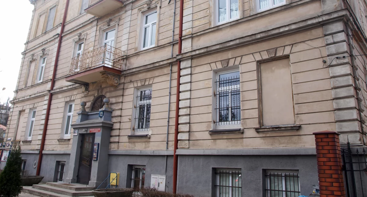 Dokumentacja projektowa remontu budynku MDK w Przemyślu ma zawierać m.in.: pionową i poziomą izolację przeciwwilgociową oraz termiczną fundamentów czy impregnację więźby dachowej z wymianą dachu i przebudową instalacji burzowo-deszczowej. Fot. Mariusz Godos