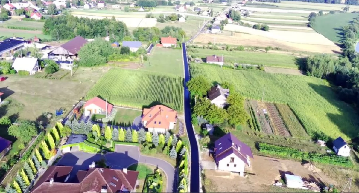 Nienadowa jest największą wsią gminy Dubiecko. Po raz pierwszy miejscowość wzmiankowana była w dokumentach z 1441 roku. 