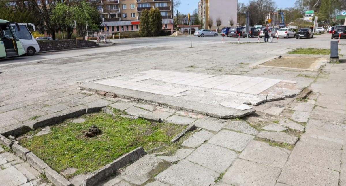 Przeprowadzona na przeworskim dworcu PKS kontrola Powiatowego Inspektora Nadzoru Budowlanego podyktowana była względami bezpieczeństwa. Pozostałości po dawnych budkach kiosków ruchu w postaci wystających fundamentów i betonowych obrzeży w końcu mają zostać rozebrane./ FOT. Starostwo Powiatowe w Przeworsku