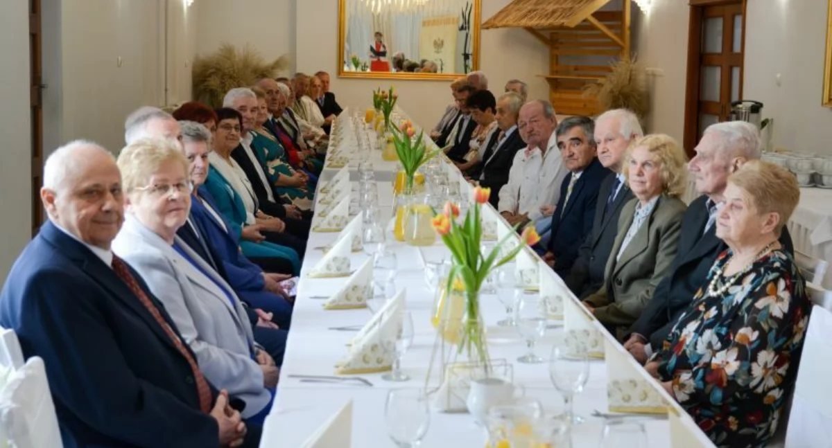 W Restauracji „U Dina” pary odebrały należne im Medale za Długoletnie Pożycie Małżeńskie, wręczone przez burmistrza Krzysztofa Szpyta./ FOT. K. Świętojański