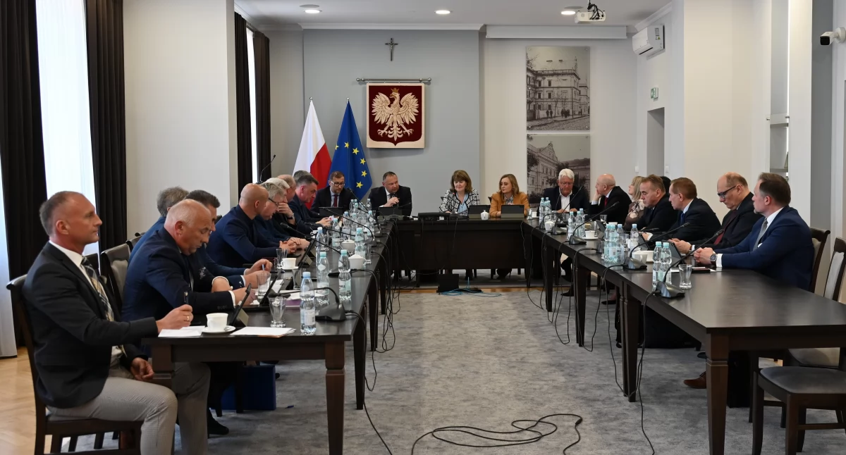 Na ostatniej sesji powiatowej radni pochylili się między innymi nad kwestią wynagrodzeń dla nauczycieli./ FOT. Starostwo Powiatowe w Jarosławiu