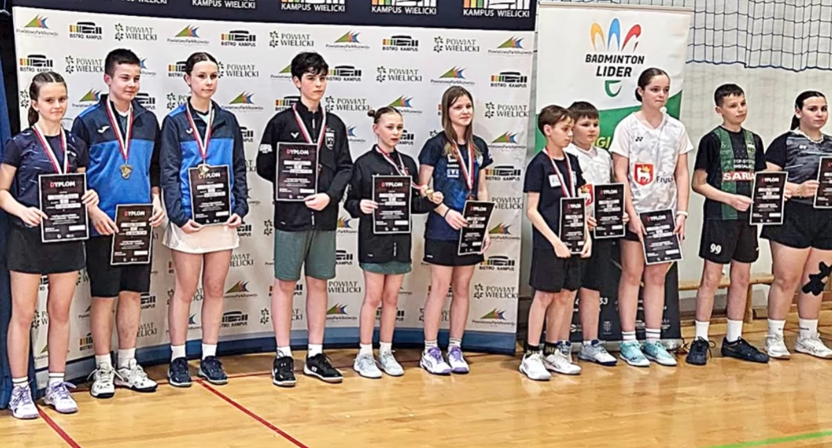 Amelia Madaj (druga z lewej) zdobyła srebrny medal w grze mieszanej. Oliwia Czogała (szósta z lewej) wywalczyła brąz w grze podwójnej. Fot. JKB