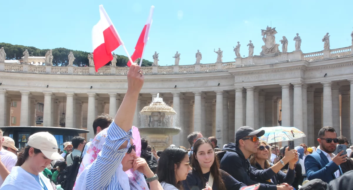 Wśród tysięcy przybyłych było wielu Polaków, którzy swoją obecność manifestowali biało- czerwonymi flagami.