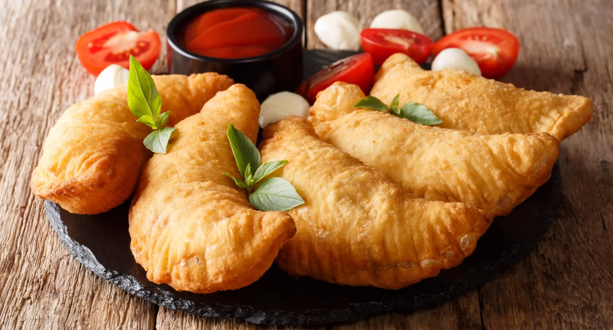 Przepisy kulinarne, Panzerotti włoskie pierożki serem pomidorami - zdjęcie, fotografia