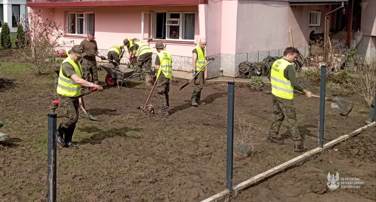 Już w kilka godzin od opadu ulewnego deszczu i gradu na miejscu działań w Pawłosiowie pojawiło się ponad stu żołnierzy z 202. Batalionu Obrony Pogranicza z Jarosławia, do których 19 kwietnia dołączyło następnych stu kilkudziesięciu żołnierzy z pododdziałów 20 Przemyskiej Brygady Obrony Terytorialnej. Fot. 20. Przemyska BOT