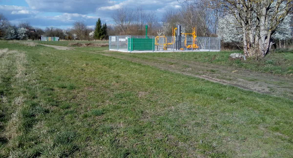 Działka, należąca od wielu lat do rodziny Bukalskich, znajduje się na obrzeżach Przemyśla. Między ulicami Lwowską i Jasińskiego. Na ponad 20 arach oddział PGNiG w Sanoku, będący częścią wielkiej państwowej spółki Orlen, prowadzi eksploatację złóż naturalnych, w tym wypadku gazu ziemnego. Fot. zbiory własne