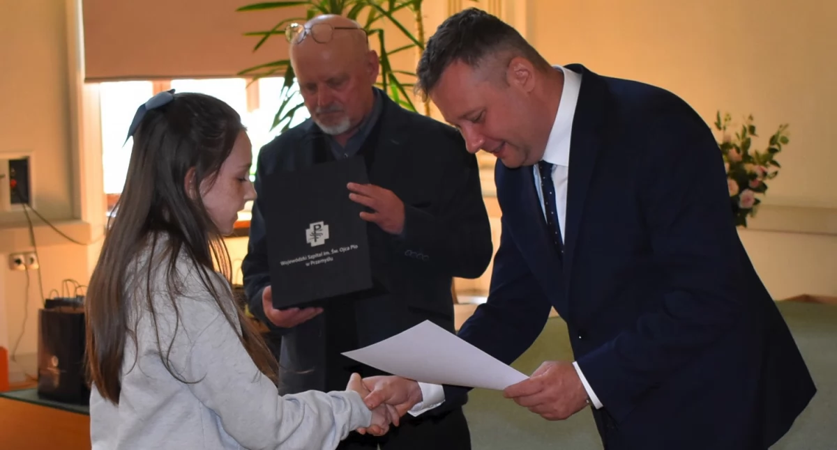 Laureatów konkursu uhonorowano podczas finału w Przemyskiej Bibliotece Publicznej.  Nagrody dla nich zakupiono dzięki dofinansowaniu z Urzędu Marszałkowskiego Województwa Podkarpackiego./ FOT. WSzwP