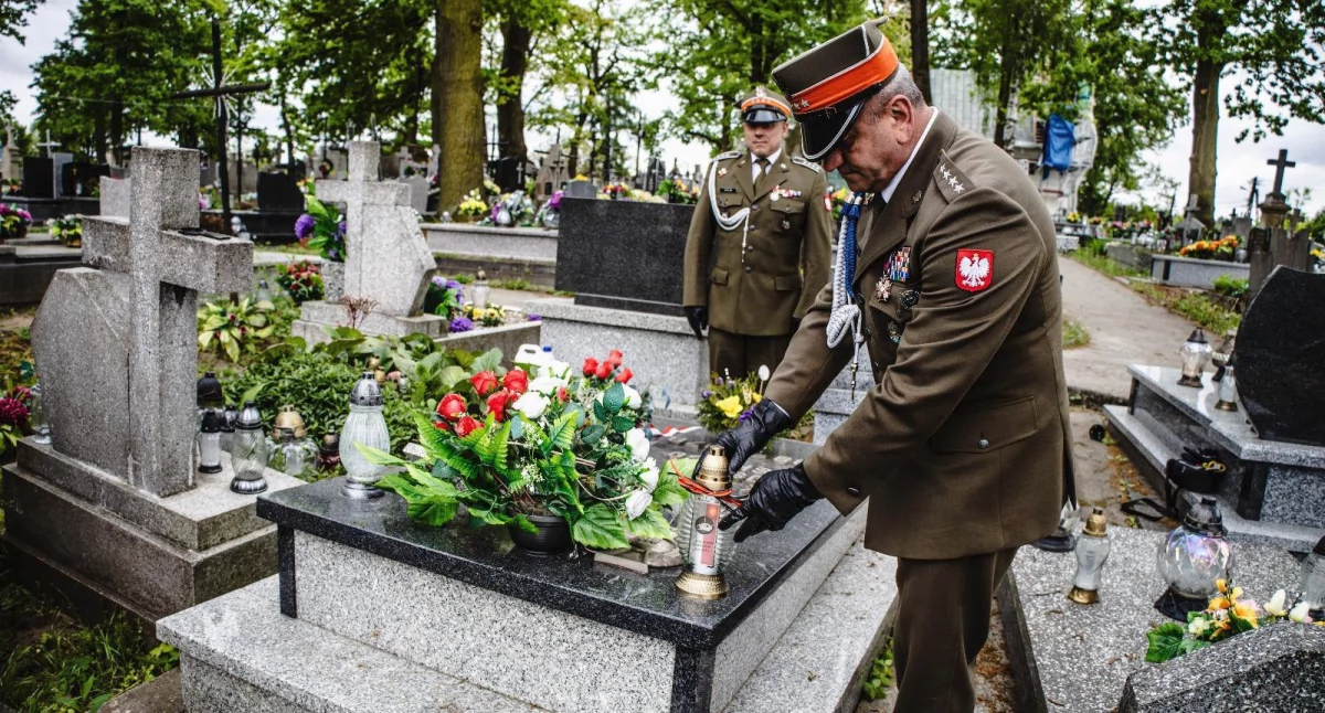 Jak co roku delegacja żurawickich czołgistów gościła w Szczepanowie, gdzie złożyła wieniec oraz zapaliła znicz pamięci przy jego grobie. Fot. 1 bcz Żurawica