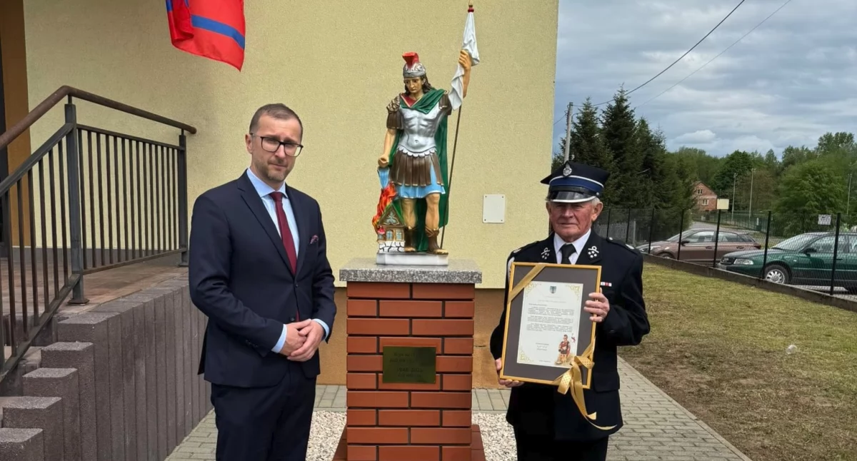 Strażackie święto w pierwszą majową niedzielę obchodzili też strażacy z Wietlina, gdzie  uroczyście poświęcono figurę św. Floriana. Patron strażaków zajął honorowe miejsce przy remizie./ FOT. Starostwo Powiatowe w Jarosławiu