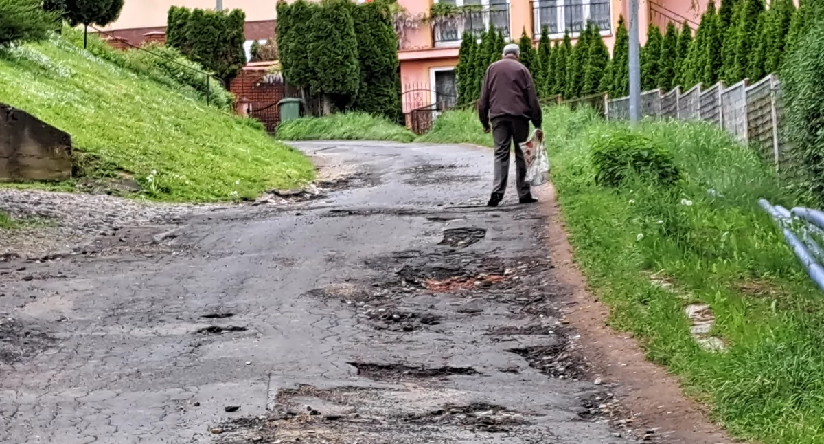 Czarę goryczy przelało niedawne oberwanie chmury, po którym stan nawierzchni wspomnianego odcinka Kochanowskiego pogorszył się na tyle, że piesi, szczególnie starsi, przemierzają go z duszą na ramieniu./ FOT. U. Gielo