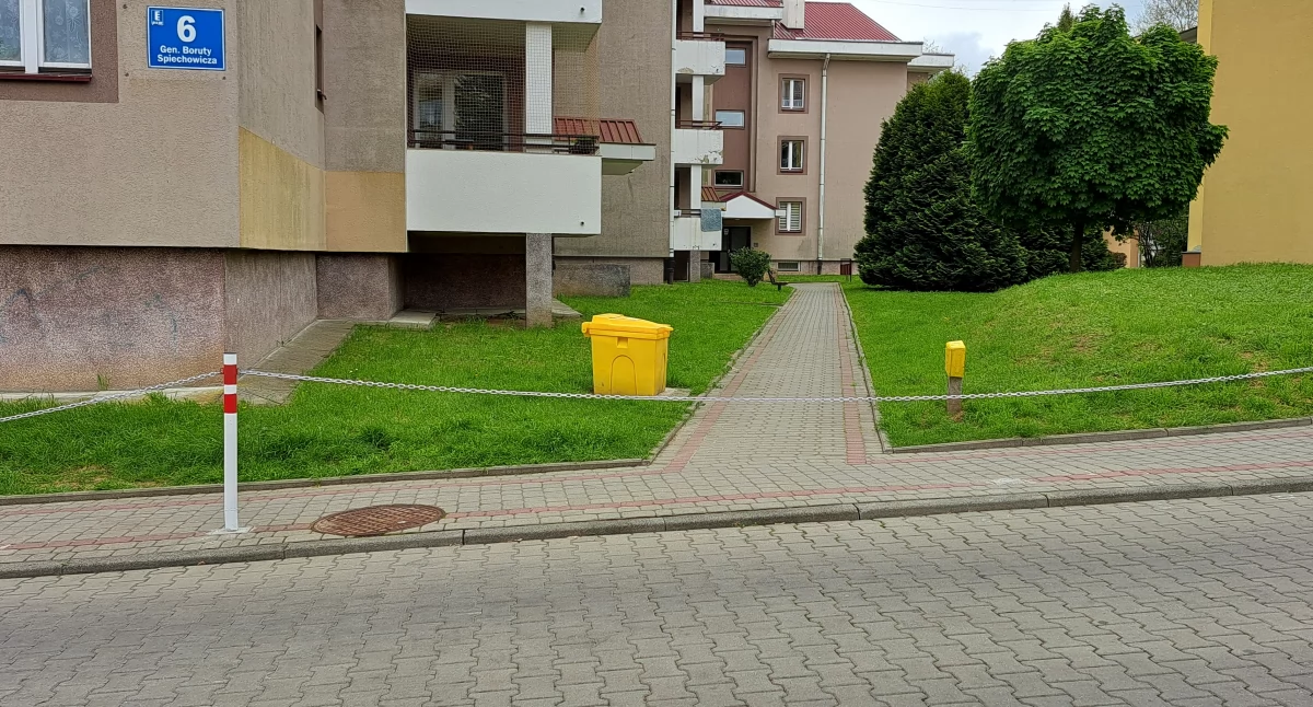 Przy drodze wewnętrznej, na odcinku od bloku Opalińskiego 19A do ulicy gen. M. Boruty-Spiechowicza pojawił się ciągnący na odcinku około 100 metrów łańcuch oddzielający chodnik od jezdni. Przedostanie się bezpośrednio z chodnika na parking lub z parkingu do domu nie jest więc możliwe. – Czy emeryt lub niepełnosprawny ma przeskakiwać przez łańcuch? – pyta mieszkaniec osiedla./ FOT. U. Gielo