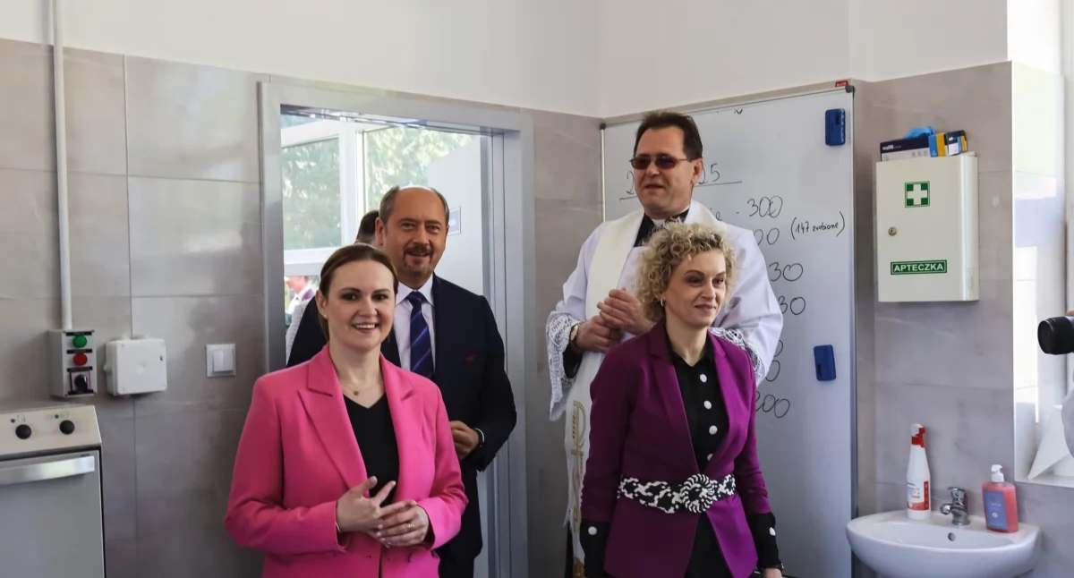 Goście wydarzenia zostali oprowadzeni po nowych wnętrzach./ FOT. ZS w Zarzeczu