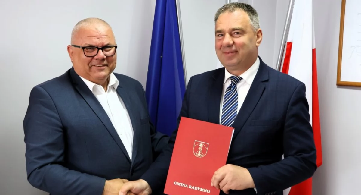 W imieniu Stowarzyszenia Rozwoju Gminy Radymno „Pro Patria” w Sośnicy umowę o udzielenie 3-milionowej dotacji dla organizacji podpisał jej prezes Bogdan Świder (z lewej). 248 tys. 430 zł dołoży do zadania gmina Radymno./ FOT. UG Radymno