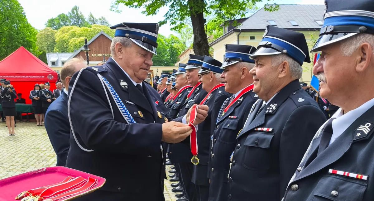 Spotkanie strażaków było okazją do wręczenia odznaczeń i wyróżnień – Brązowych Krzyży Zasługi oraz ponad 30 Krzyży Świętego Floriana nadanych przez Prezydenta RP na wniosek ministra spraw wewnętrznych i administracji w uznaniu za wybitne osiągnięcia i zaangażowanie w działalność w Ochotniczej Straży Pożarnej./ FOT. UMiG Jawornik Polski