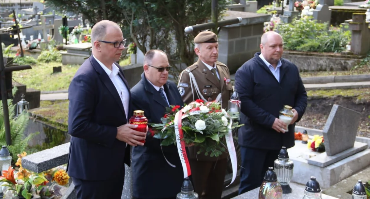 W Przemyślu delegacja władz miasta i przedstawiciele 20. Przemyskiej BOT oddali hołd żołnierzom walczącym i poległym na stokach Monte Cassino, a pochowanym na przemyskich cmentarzach. Fot. 20. Przemyska BOT
