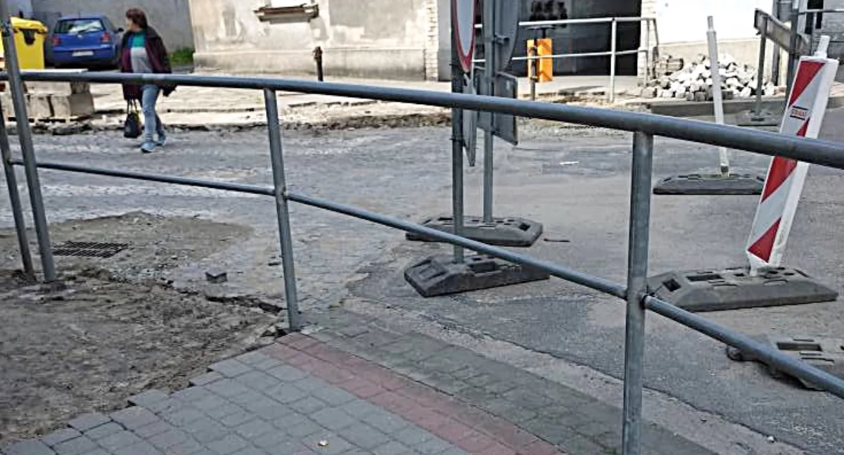 Remont rozpoczął się od strony wjazdu z ulicy Dworskiego. Specyfika tego fragmentu sprawia, że ktoś, kto np. porusza się wózkiem inwalidzkim ma marne, by nie powiedzieć żadne szanse, aby kontynuować swoją podróż ulicą Dworskiego. Fot. zbiory własne