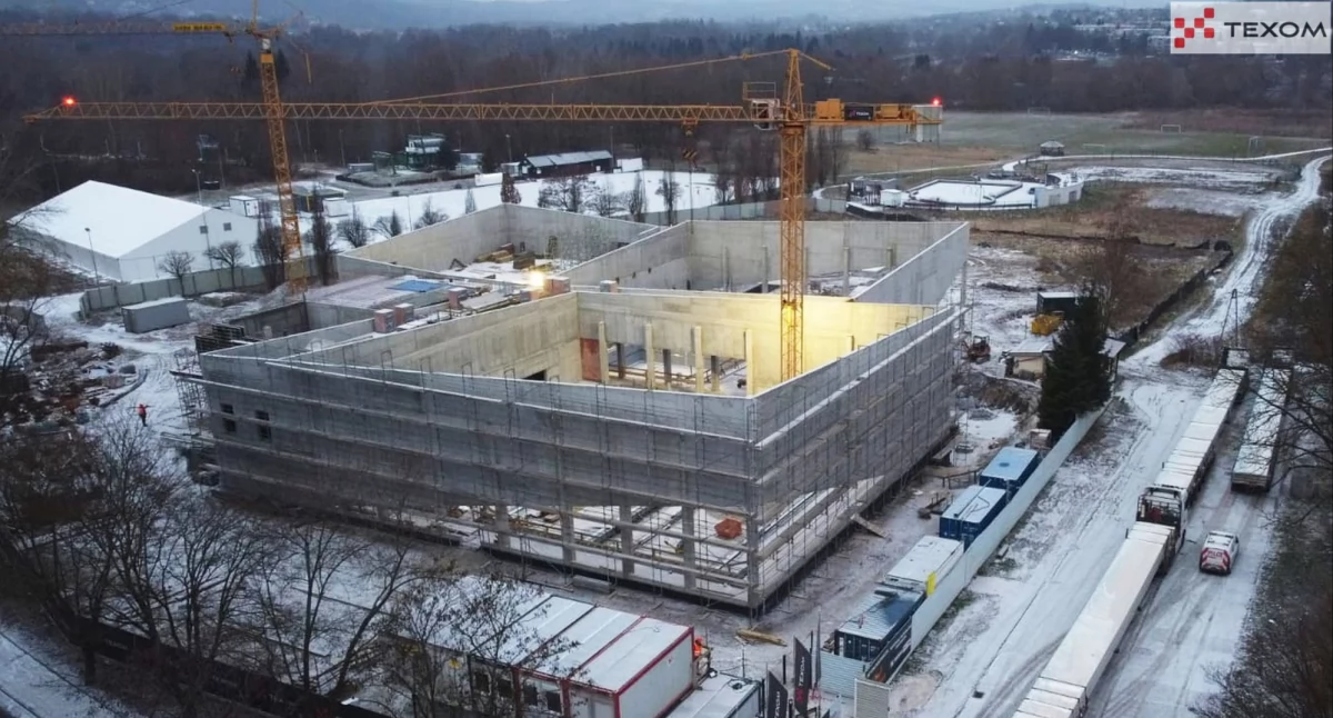 Łącznie kompleks basenów przy ul. Sanockiej będzie dysponował 5 basenami zewnętrznymi oraz dostępem do wodnego placu zabaw i części rekreacyjnej. Zakładana pojemność kompleksu zewnętrznego to około 1500 – 1800 osób. Fot. www.texom.com